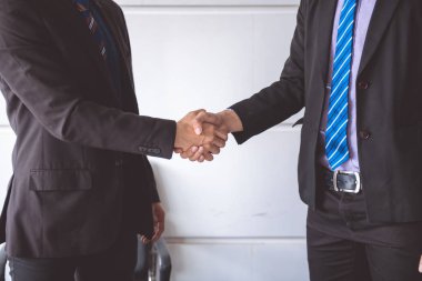 İşadamı birlikte el salla. Onun çalışan ile el sallayarak kadınla elbiseli Genç Asyalı işadamı.