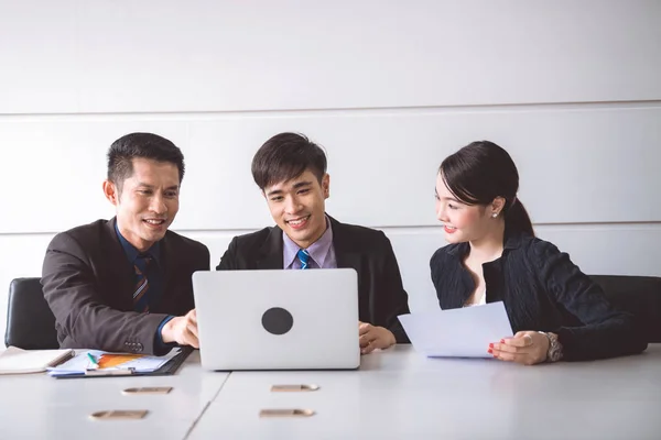 Reunión Del Equipo Negocios Para Hacer Una Lluvia Ideas Joven —  Fotos de Stock