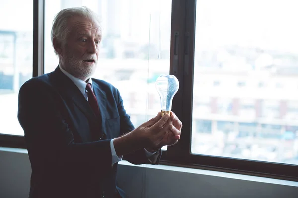 Senior Zakenman Houden Van Gloeilamp Blanke Man Pak Zoek Gelukkig — Stockfoto