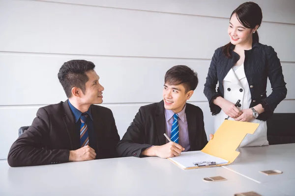 Empresario Firmando Documento Contrato Joven Asiático Hombre Traje Con Hermosa — Foto de Stock