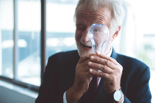 Senior Business Man Håller Glödlampa Vit Hane Kostym Ser Glad — Stockfoto