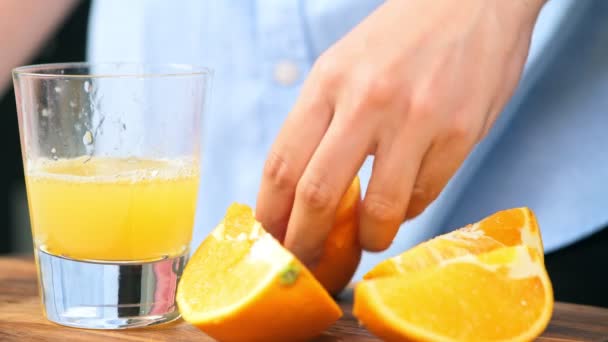 Женщина Сжимает Апельсиновый Сок Стакане Столе — стоковое видео