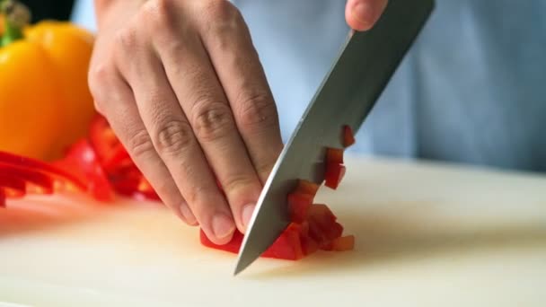 Herdfrau Schneidet Rote Paprika Mit Messer Auf Schneidebrett — Stockvideo