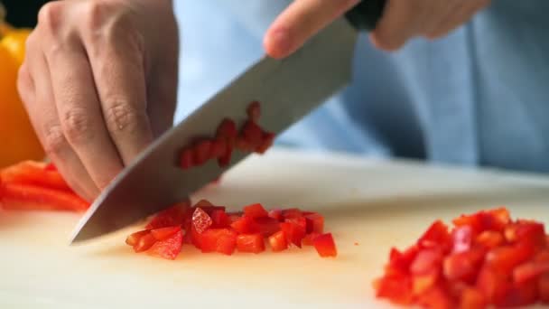 Piano Cottura Femmina Tritare Peperone Rosso Con Coltello Sul Tagliere — Video Stock