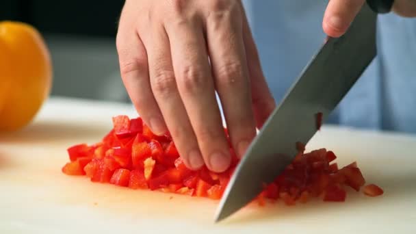 在切割板上用刀砍红甜椒的女炊具 — 图库视频影像