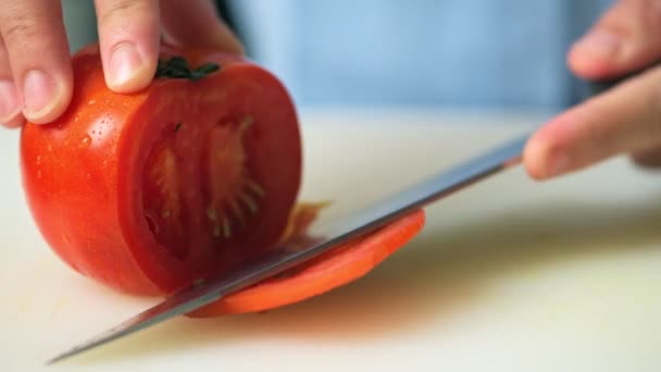 Femme Tranchant Concombre Sur Planche Découper Blanche — Video