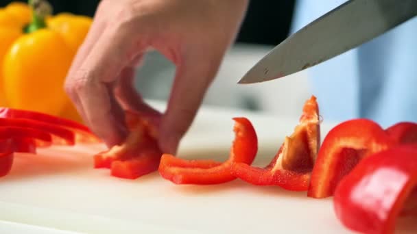 女电饭煲切片红灯笼胡椒刀在切割板上 — 图库视频影像