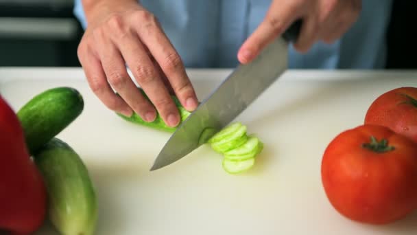 妇女切片黄瓜在白色切割板 — 图库视频影像