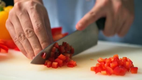 Cocina Femenina Picando Pimiento Rojo Con Cuchillo Tabla Cortar — Vídeos de Stock