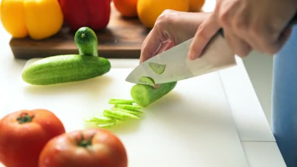 Mujer Rebanando Pepino Tabla Cortar Blanco — Vídeos de Stock