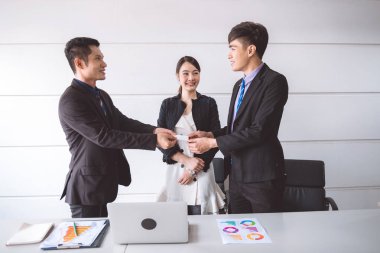 Onun müşteri adı kart veren genç iş adamı. Bir işadamı olarak kendini giriş adı kart vererek onun güzel kadınla kıyafetli Asyalı adam.