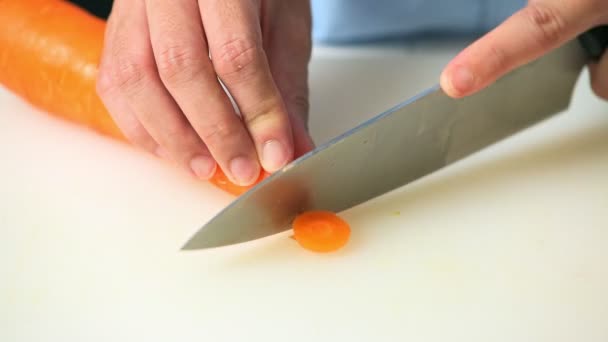妇女切片黄瓜在白色切割板 — 图库视频影像