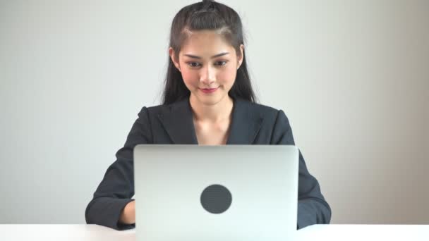 Mulher Negócios Escrever Portátil Jovem Mulher Negócios Asiática Bonita Terno — Vídeo de Stock