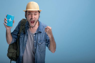 Genç adam gezgin mavi arka planda backpacking sakallı. Pasaport, yarım vücut vurdu tutan çok mutlu Asya genç hippi. Genç nesil yenilikçi tatil seyahat kavramı.