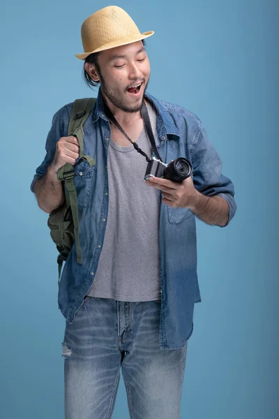 Joven Barbudo Hombre Mochilero Viajero Fondo Azul Muy Emocionado Joven — Foto de Stock