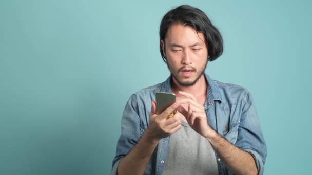 Atento Asiático Hombre Usando Smartphone Viendo Caer Monedas Regocijo — Vídeo de stock