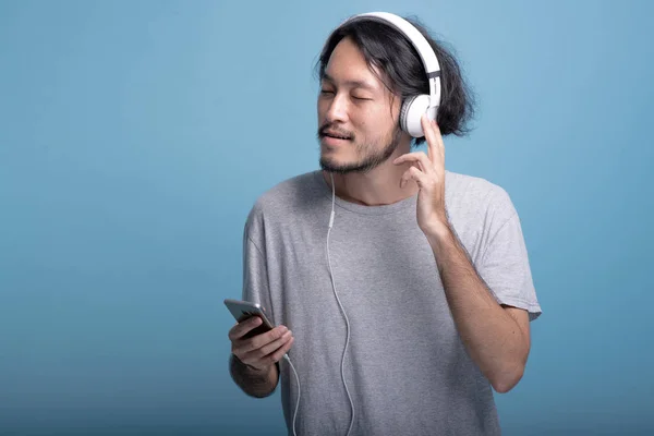 Young Bearded Man Listening Music Blue Background Happy Asian Young — Stock Photo, Image