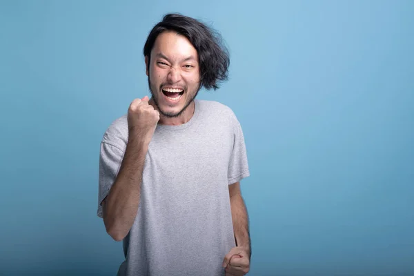 Joven Barbudo Ganando Pose Fondo Azul Asiático Joven Hipster Cerrado — Foto de Stock