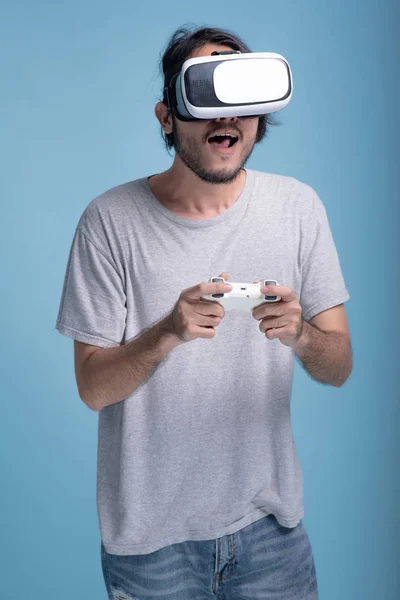 Joven Barbudo Jugando Juego Fondo Azul Shock Joven Hipster Asiático — Foto de Stock