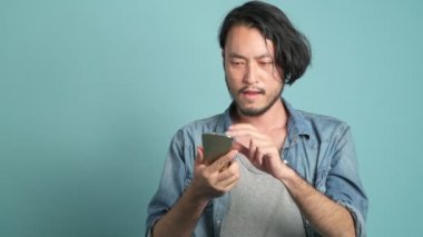 Cep telefonunuz ile para kazanın. Bitcoin cep telefonu dışında düşme Asya hipster çok mutlu görünüyordu. Her gün telefon fintech kavramı.