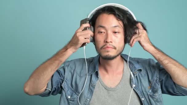 Jeune Hipster Barbu Écoutant Musique Asiatique Homme Portant Casque Jouissant — Video