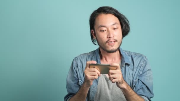 Jeune Hipster Mâle Barbu Jouant Jeu Mobile Asiatique Homme Concentrer — Video