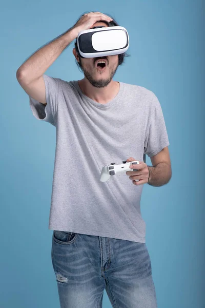 Jovem Barbudo Jogando Jogo Fundo Azul Muito Decepcionado Asiático Jovem — Fotografia de Stock