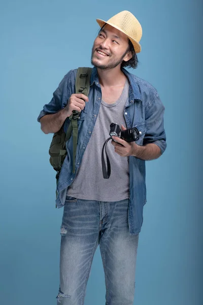 Młody Brodaty Mężczyzna Plecak Podróżny Niebieskim Tle Szczęśliwy Uśmiechający Się — Zdjęcie stockowe