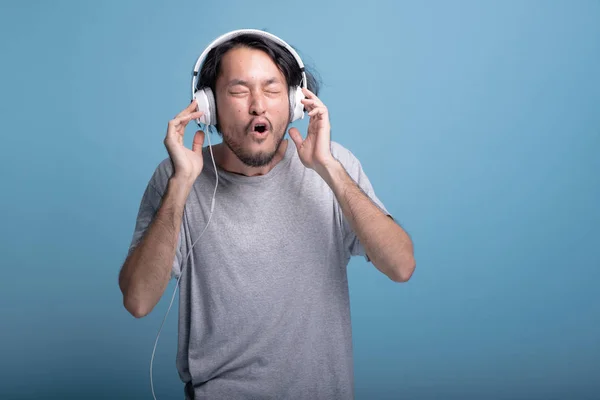 Joven Barbudo Escuchando Música Fondo Azul Muy Emocionado Joven Hipster —  Fotos de Stock