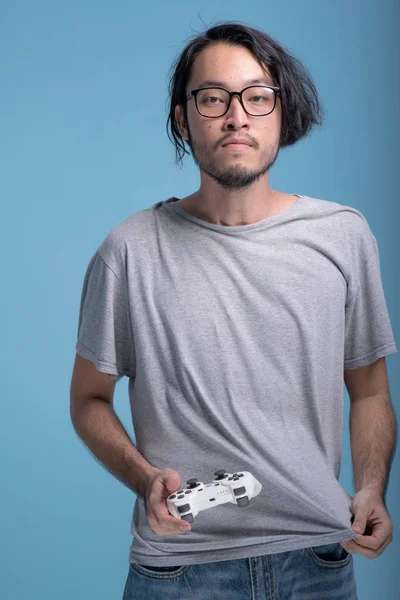 Ung Skäggig Man Spelar Videospel Blå Bakgrund Asiatiska Unga Hipster — Stockfoto