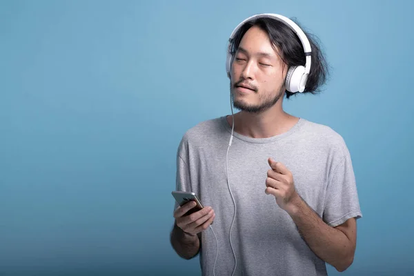 Jeune Homme Barbu Écoutant Musique Fond Bleu Extrêmement Relaxer Jeune — Photo