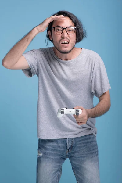 Jovem Barbudo Jogando Videogame Fundo Azul Asiático Jovem Hipster Segurando — Fotografia de Stock