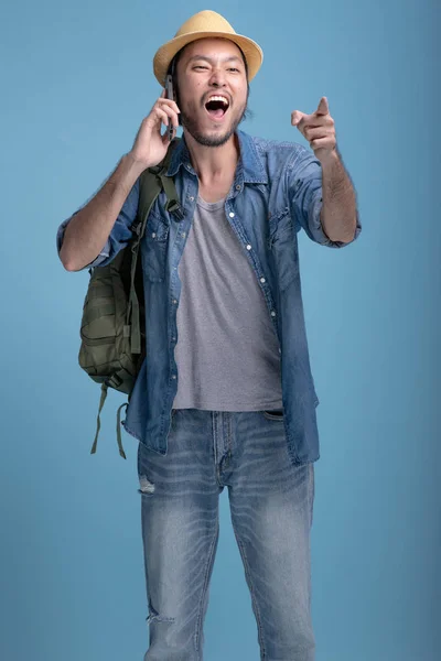 Joven Barbudo Hombre Mochilero Viajero Fondo Azul Ansioso Joven Hipster — Foto de Stock