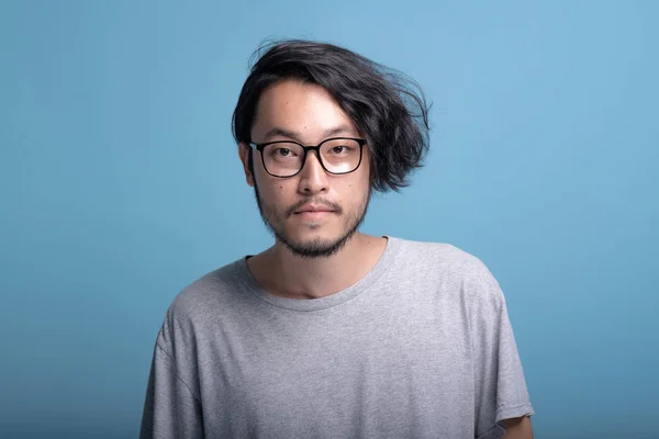 Ung Skäggig Man Porträtt Blå Bakgrund Asiatiska Unga Hipster Leende — Stockfoto