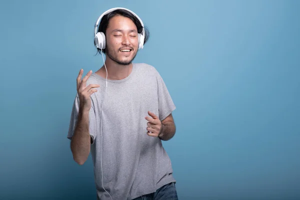 Joven Barbudo Escuchando Música Fondo Azul Feliz Joven Hipster Asiático — Foto de Stock