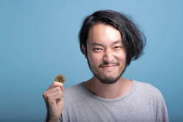 Joven Barbudo Sosteniendo Bitcoin Fondo Azul Asiático Joven Hipster Sosteniendo — Foto de Stock