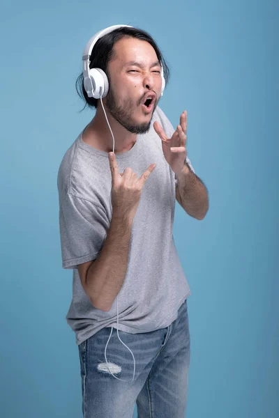 Genç Adam Mavi Arka Planda Müzik Dinlerken Sakallı Dinlemek Dans — Stok fotoğraf