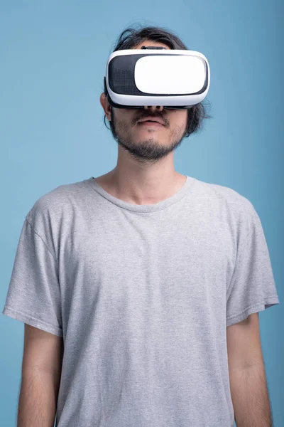 Homem Barbudo Jovem Com Fone Ouvido Fundo Azul Asiático Jovem — Fotografia de Stock