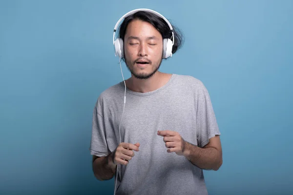 Joven Barbudo Escuchando Música Fondo Azul Relájate Joven Hipster Asiático —  Fotos de Stock