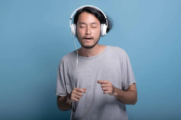 Jeune Homme Barbu Écoutant Musique Fond Bleu Détendez Vous Jeune — Photo