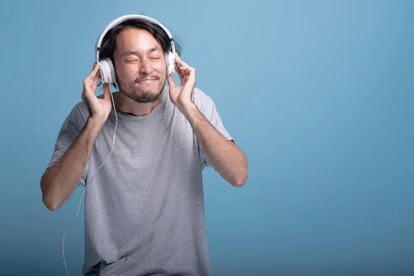 Young Bearded Man Listening Music Blue Background Happy Asian Young — Stock Photo, Image