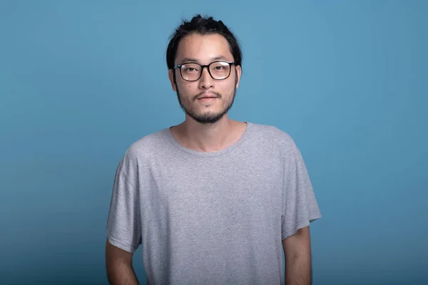 Ung Skäggig Man Porträtt Blå Bakgrund Asiatiska Unga Hipster Leende — Stockfoto