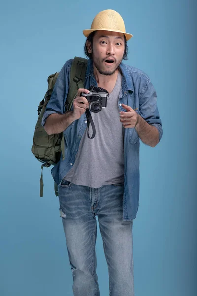 Joven Barbudo Hombre Mochilero Viajero Fondo Azul Emocionado Joven Hipster — Foto de Stock