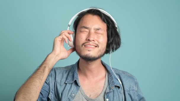 Jeune Hipster Barbu Écoutant Musique Asiatique Homme Portant Casque Jouissant — Video