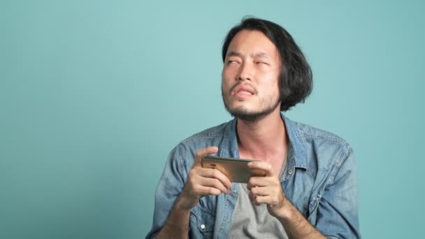 Junge Bärtige Männliche Hipster Spielen Mobiles Spiel Und Verlieren Asiatischer — Stockvideo