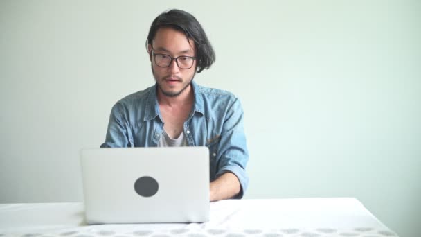 Азиатский Молодой Человек Очках Помощью Ноутбука Становится Приятно Шокирован — стоковое видео