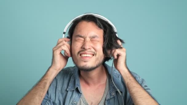 Joven Hipster Barbudo Escuchando Música Extremadamente Feliz Hombre Asiático Con — Vídeos de Stock