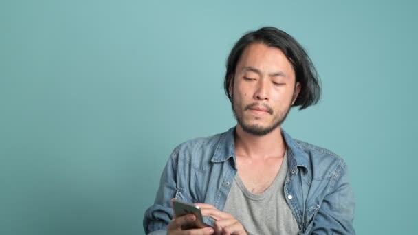 Giovane Hipster Barbuto Risponde Telefono Trovare Grandi Notizie Annoiato Uomo — Video Stock