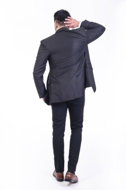 Beyaz arka planda izole iş adamı. Yakışıklı genç Hintli işadamı takım elbise portre, düşünme, odak görünüyor. Tam uzunlukta geri vurdu.