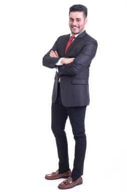 Beyaz arka planda izole iş adamı. Takım elbise portre yakışıklı genç Hintli işadamı, kendine güvenen gülümseme görünüyor. Tam uzunlukta vurdu.